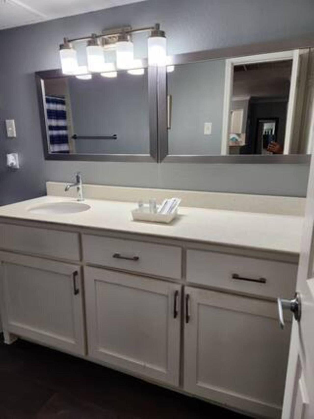 Blue Shark *B501* @ Medical Center 1Br Modern King Apartment With Private Patio Houston Exterior photo