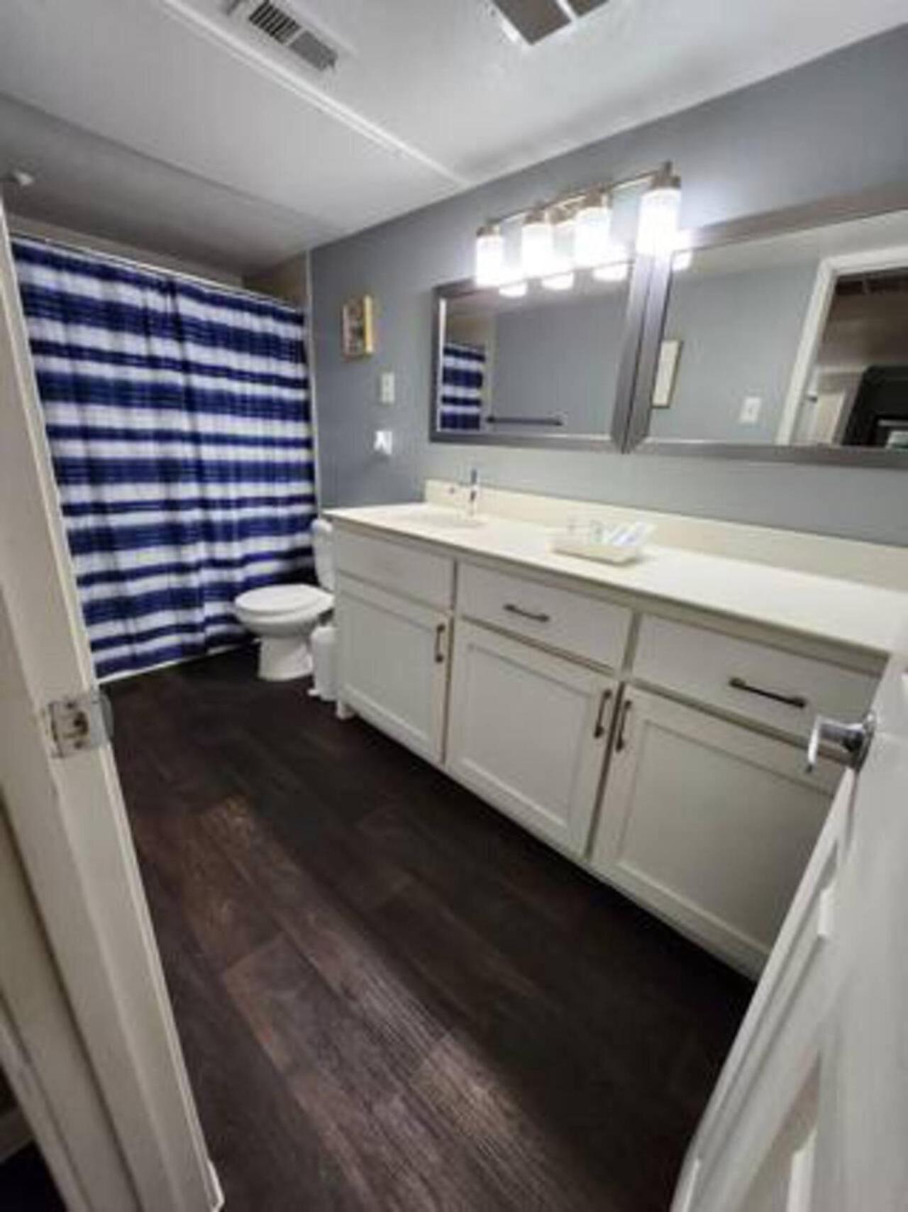 Blue Shark *B501* @ Medical Center 1Br Modern King Apartment With Private Patio Houston Exterior photo